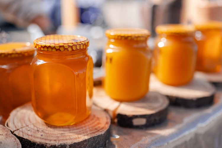 Жителям Приангарья рассказали, как отличить натуральный мёд от подделки