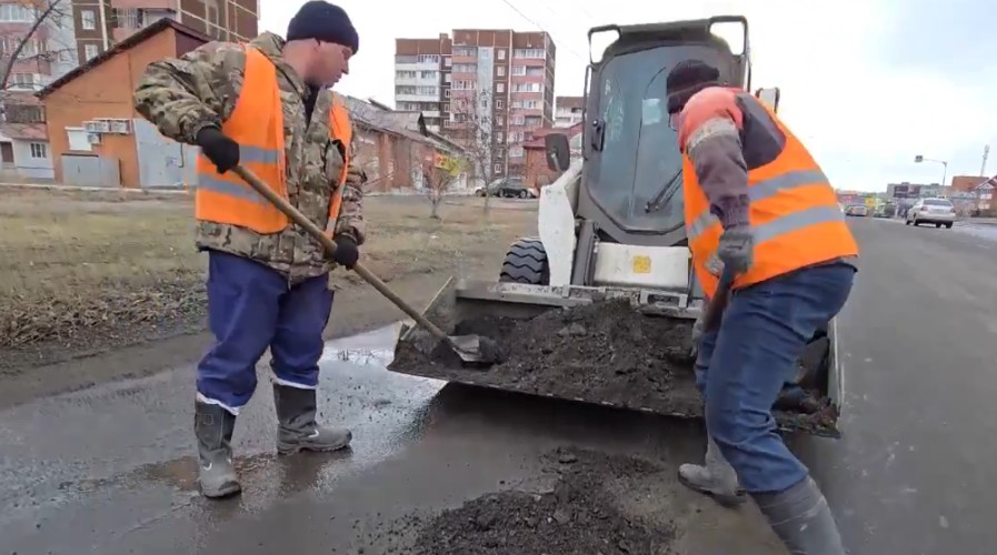 Ямы на дорогах Братска засыпают фрезерованным асфальтом