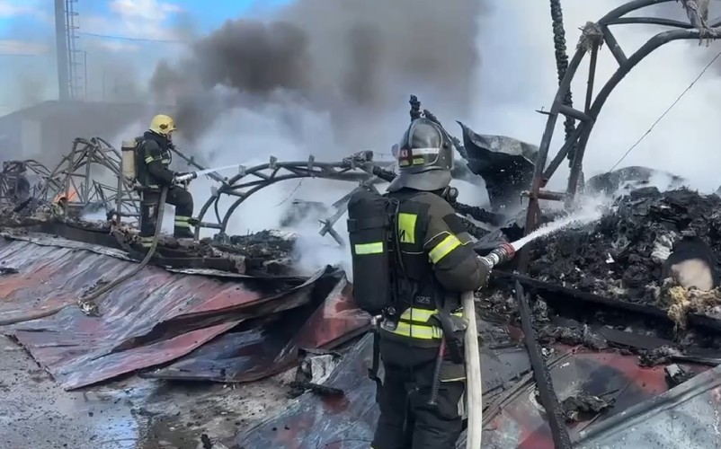 Крупный пожар ликвидируют в иркутском предместье Марата