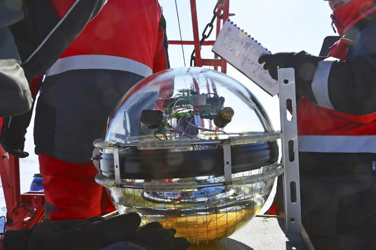 Трещины, снег, нейтрино и подлёдную воду исследовали учёные на Байкале этой зимой