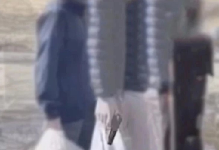 В Иркутске ищут троих парней с похожим на пистолет предметом