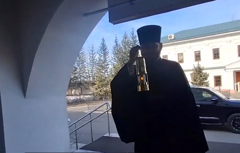 Благодатный огонь из Иерусалима привезли в Иркутск