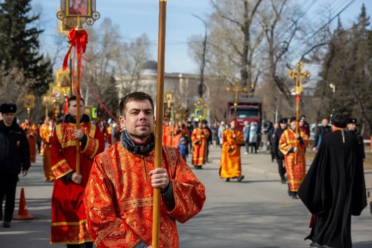 Крестный ход, концерты и чай с куличами: 9 тыс. человек отпраздновали Пасху в Иркутске