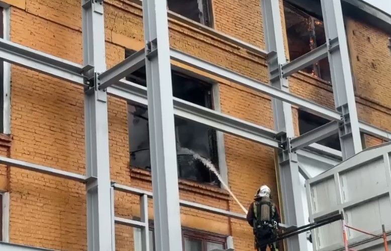 Крупный пожар тушат в здании иркутского комбината на ул. Доржи Банзарова