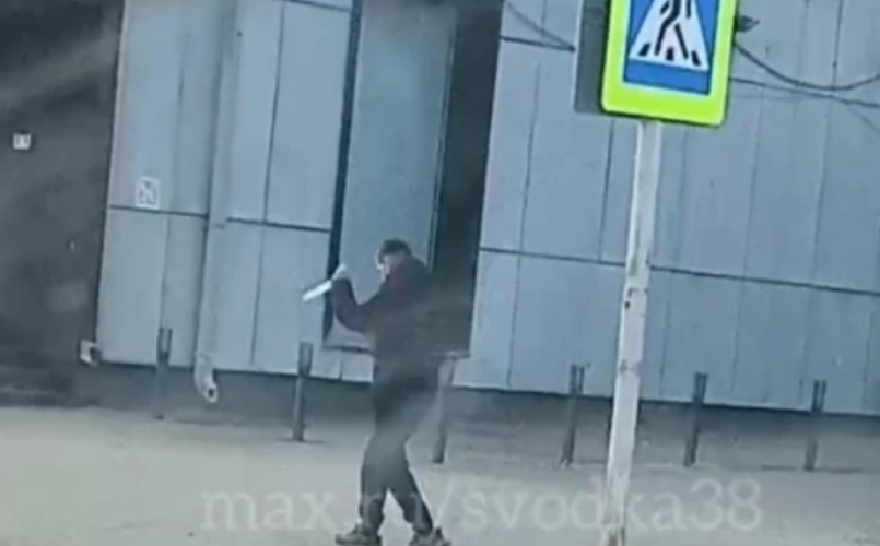 Размахивавшего ножом мужчину задержали в Ангарске по видео в соцсетях