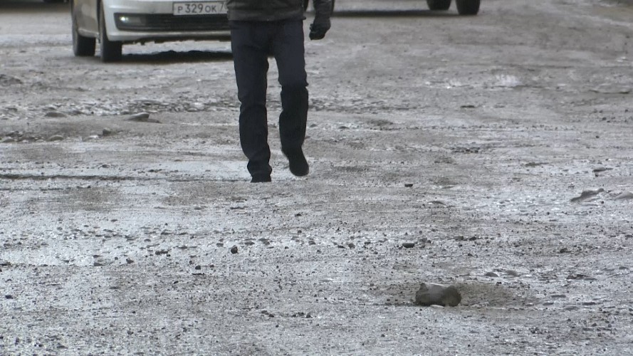 Автомобилисты Иркутска теряют запчасти на разрушенном участке ул. Розы Люксембург