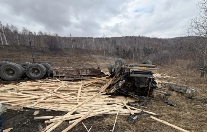 Фура со стройматериалами перевернулась под Култуком