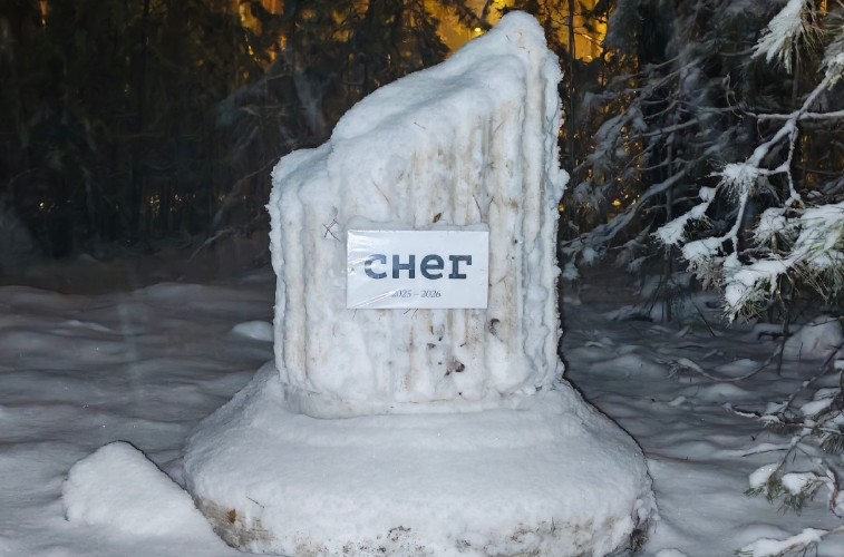 Памятник снегу  создал в Красноярске художник из Братска