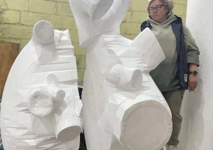 Художники из Братска создают двухметровое сердце синего кита для иркутской зоогалереи