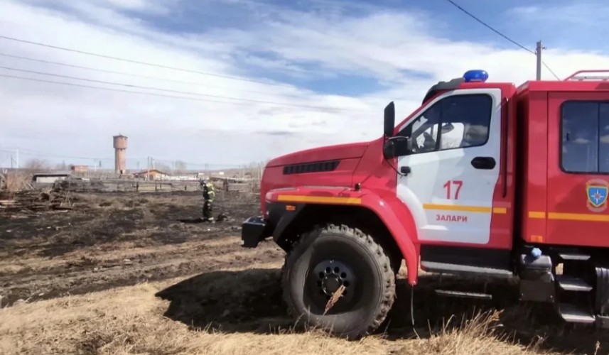 В Заларинском районе мужчина случайно поджёг соседский участок