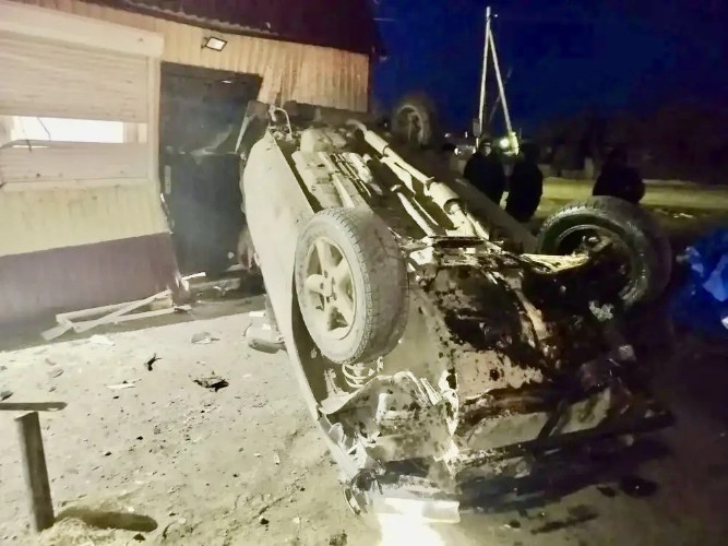 Автоледи въехала в остановку и магазин, а после сбежала с места ДТП в Вихоревке