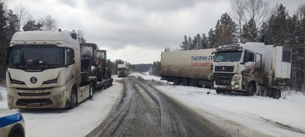 Трасса «Сибирь» под Тайшетом частично перекрыта из-за ДТП с большегрузами