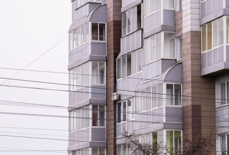 Восьмилетняя девочка выпала с балкона пятого этажа в Братске