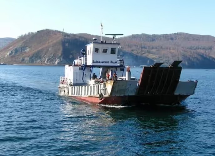 Стало известно расписание последних дней работы парома между Листвянкой и портом Байкал