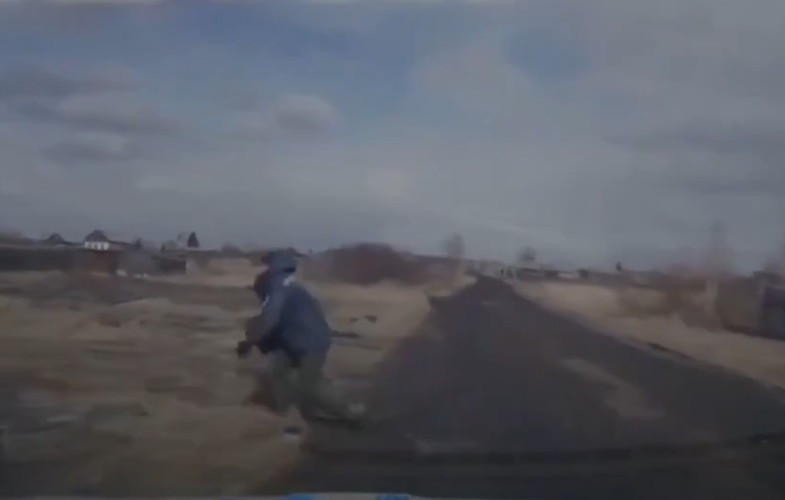 В Тулуне мотоциклист без прав удирал от полиции и случайно «катапультировался»