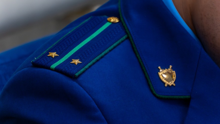 Подросток жестоко избил девочку на глазах у учеников в школе Иркутска