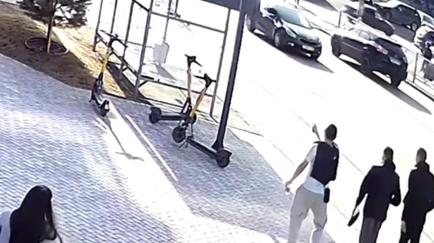 Неизвестные обстреляли стеклянную остановку в Иркутске