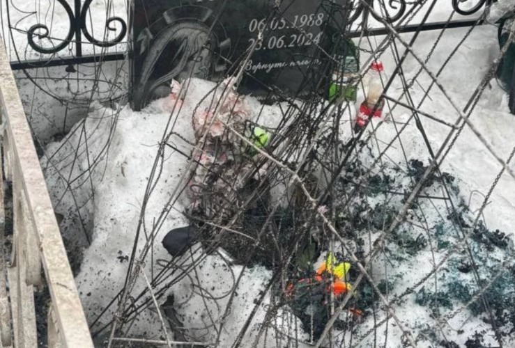 Пострадавшие от пожара могилы участников СВО восстановили в Ангарске