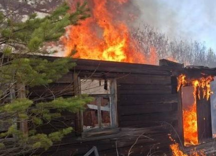 Крупный пожар уничтожил восемь заброшенных строений и 12 гектаров травы под Тайшетом
