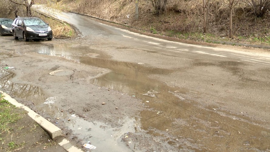 Коммунальный прорыв на ул. Багратиона в Иркутске не могут устранить из-за нехватки денег
