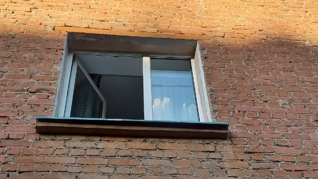 Двое детей 4 и 6 лет выпали из окна третьего этажа в Усолье-Сибирском