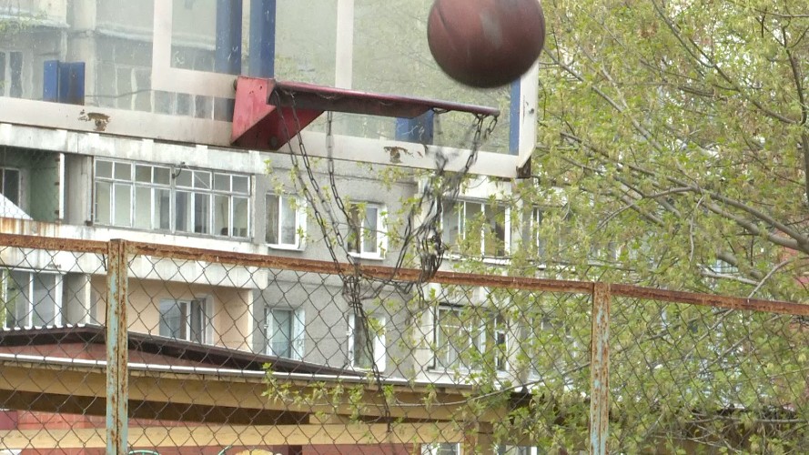 Жители Иркутска жалуются на состояние спортивных площадок во дворах
