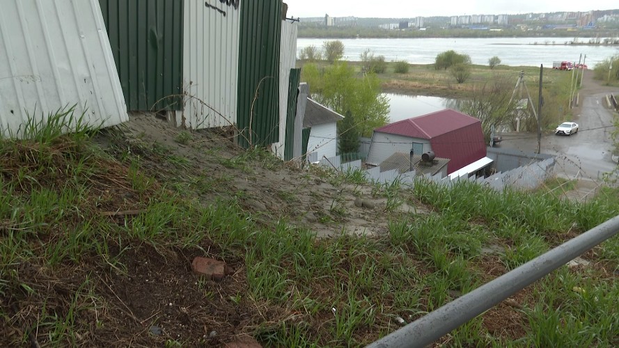 В Иркутске отходы со стройплощадки сливают в зелёную зону