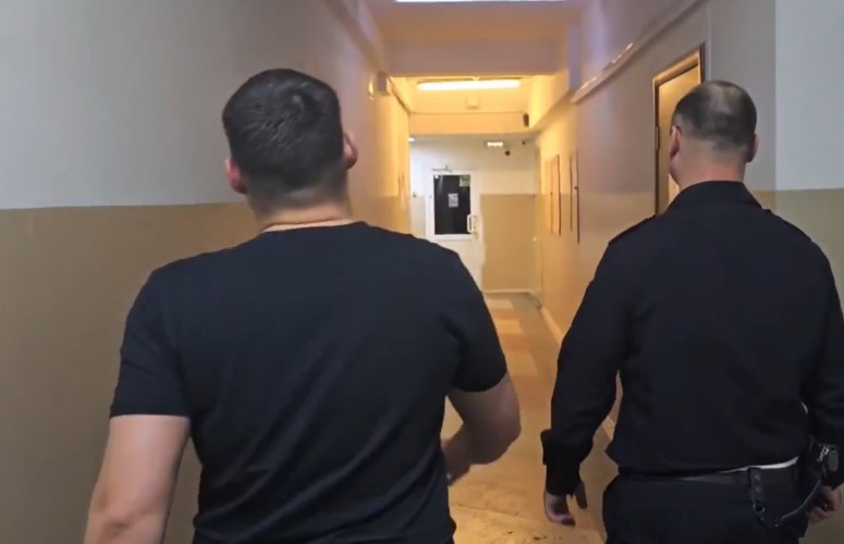 Полиция задержала мужчину по подозрению в домогательствах к школьницам в Иркутске