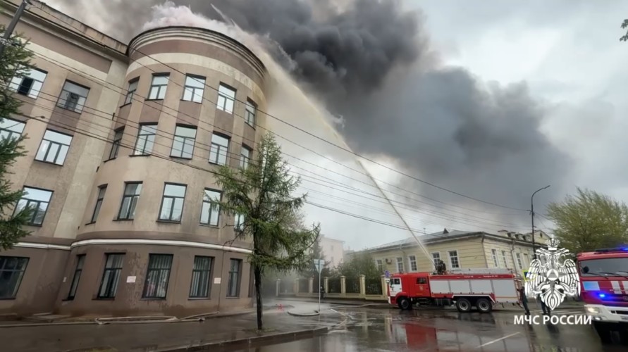 Иркутские пожарные ликвидируют возгорание в здании НИИ «Иргиредмет»