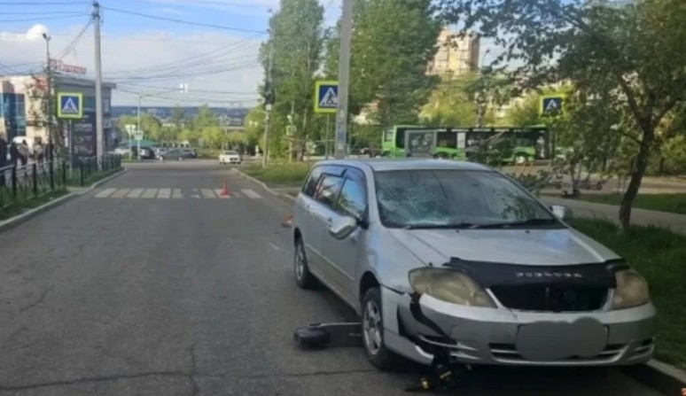 Две 12-летние девочки на самокате попали под машину в Иркутске