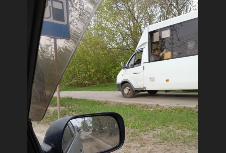 По тротуару объехал пробку водитель маршрутки в Иркутске