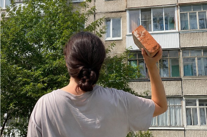 Жительница Усть-Кута отработает 280 часов за разбитые кирпичом соседские стёкла