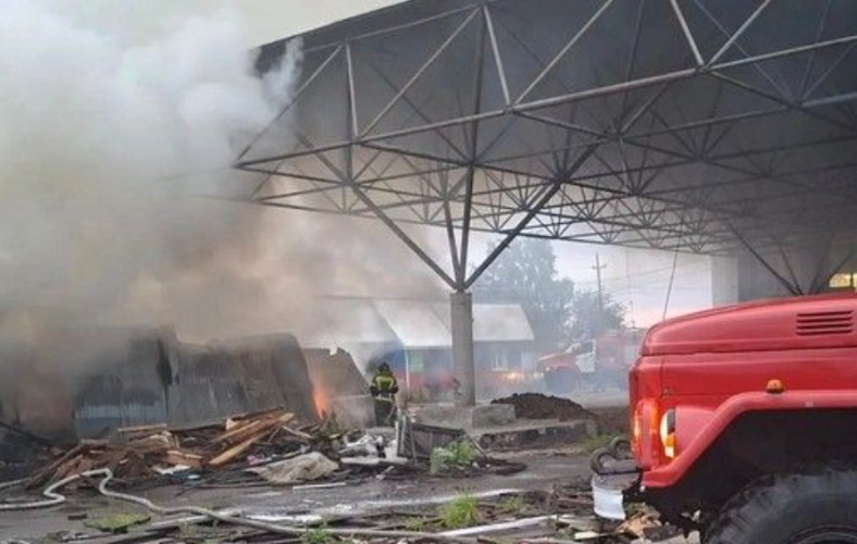 Заброшенное здание сгорело на бывшем центральном рынке Тайшета