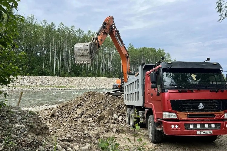 В Байкальске за 53  миллиона рублей расчищают 700 метров русла реки Солзан