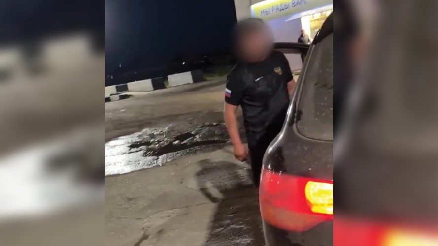 Уголовное дело возбудили на водителя, угрожавшего полицейскому на АЗС в Усть-Ордынском