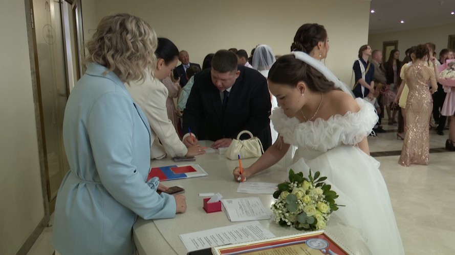 Восемь пар сказали друг другу «да» на одновременной церемонии бракосочетания в Иркутске