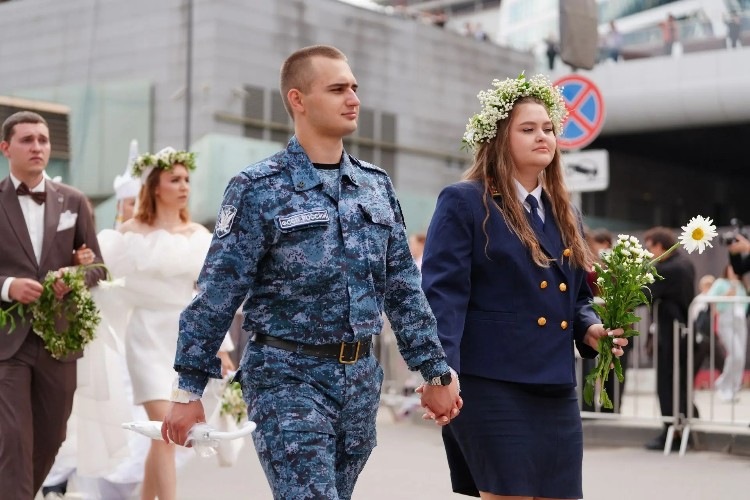 Две пары из Иркутской области поженились в Москве на Всероссийском свадебном фестивале