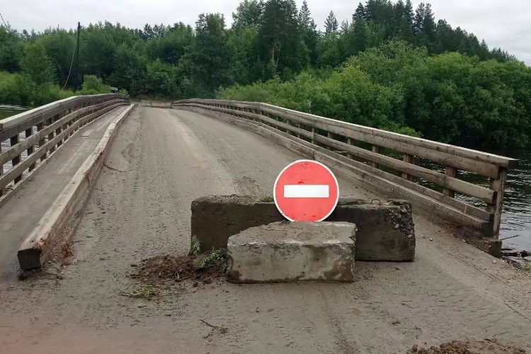 Дожди подтопили мост через Бисягу в Бодайбинском районе