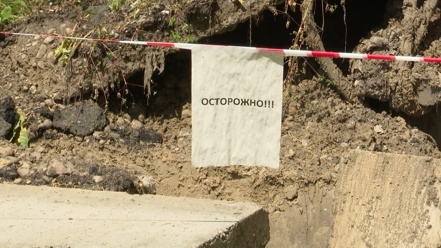 Подпорная стена рухнула у многоэтажки на Костычева в Иркутске