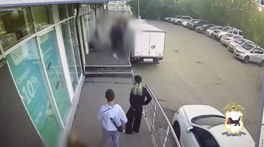 Иркутянин с шилом напал на охранника и покупателей магазина из-за продуктов на 1300 рублей