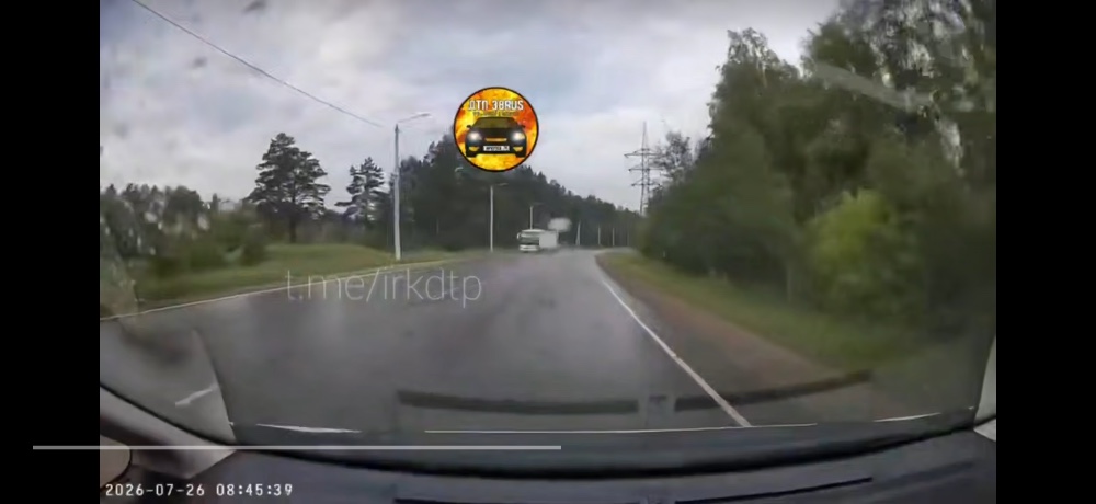 В миллиметрах от аварии: грузовик задел автобус в Ангарске