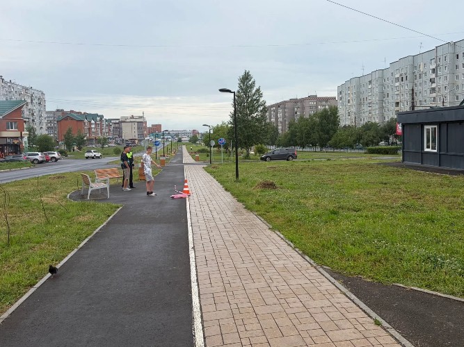 В Братске велосипедист сбил 6-летнюю девочку на самокате и скрылся