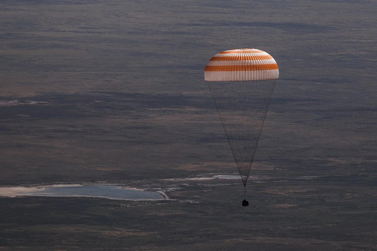 Роскосмос опубликовал фото спускаемого аппарата с космонавтом из Иркутска