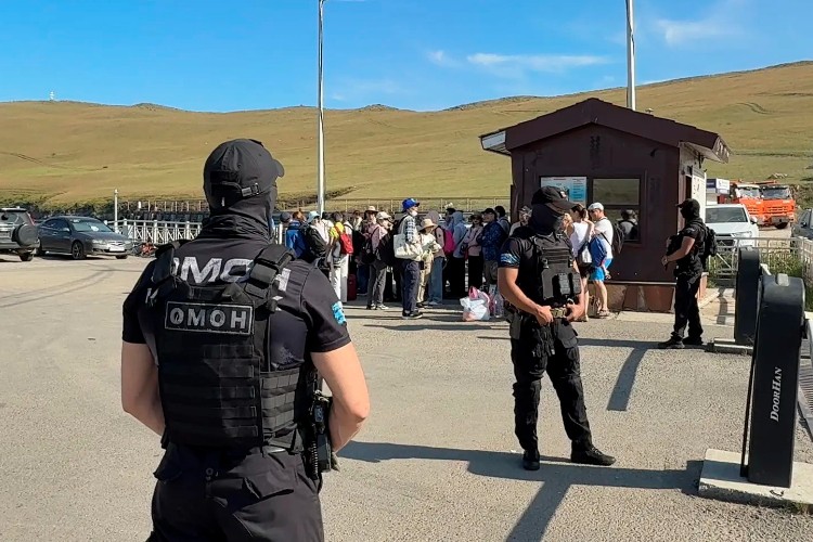 Сотрудники ОМОН дежурят на паромной переправе к Ольхону