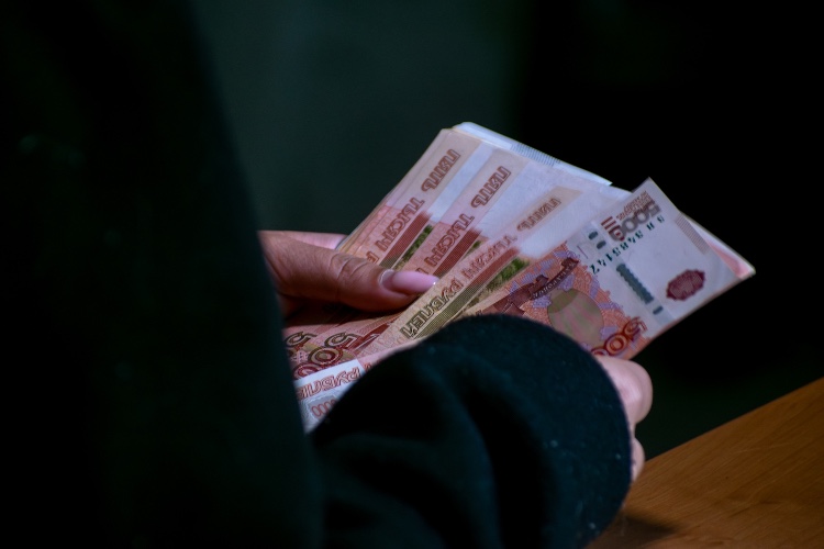 Парикмахер из Иркутска рассказала, как отдала аферистам 9 млн рублей