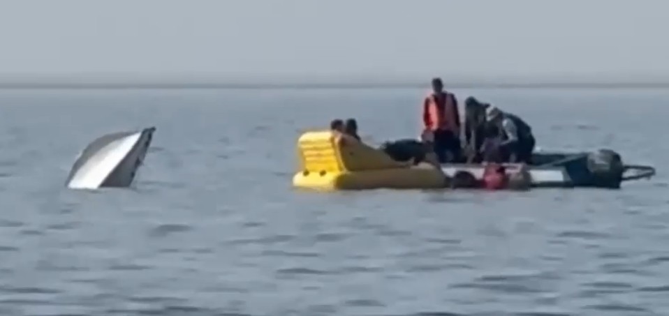 В соседней Бурятии опрокинулась лодка с надувным матрасом на буксире