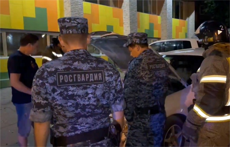 Автомобиль задымился на дороге в Иркутске