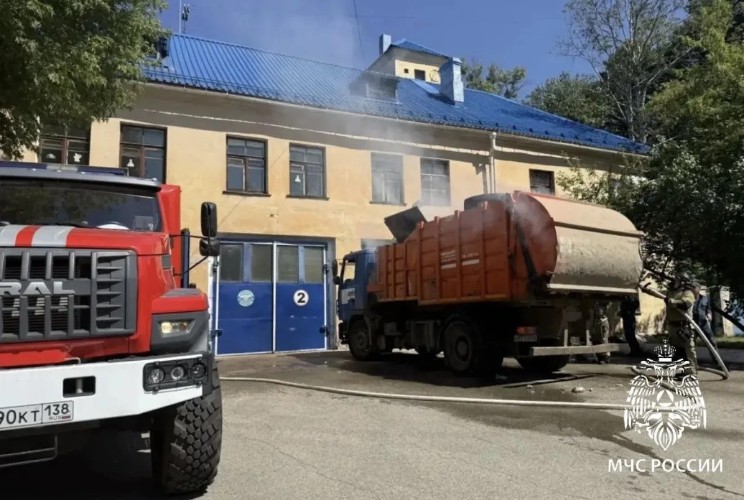 В Ангарске водитель мусоровоза доставил горящие отходы прямо к пожарным
