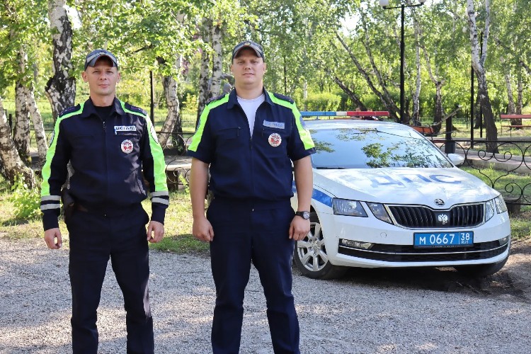 Мужчину с низким давлением спасли полицейские на трассе в Черемхове