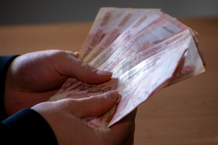 Два месяца не платила зарплату работникам компания в Иркутском районе